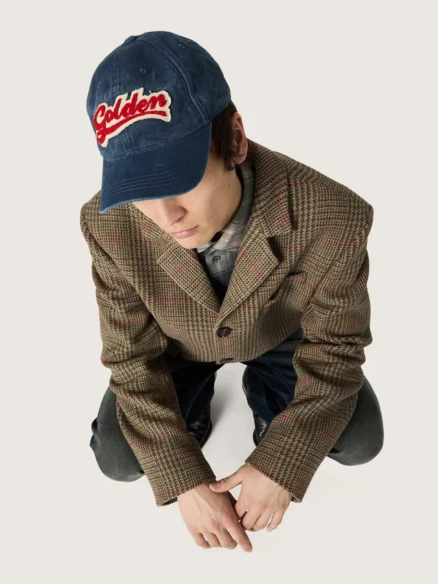 Denimblu baseballkeps med röd och vit frotté-patch med texten ”Golden”