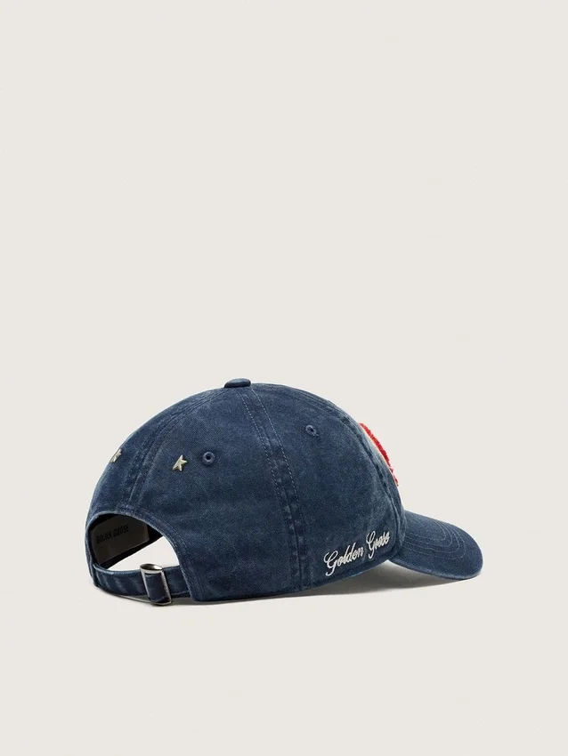 Denimblu baseballkeps med röd och vit frotté-patch med texten ”Golden”