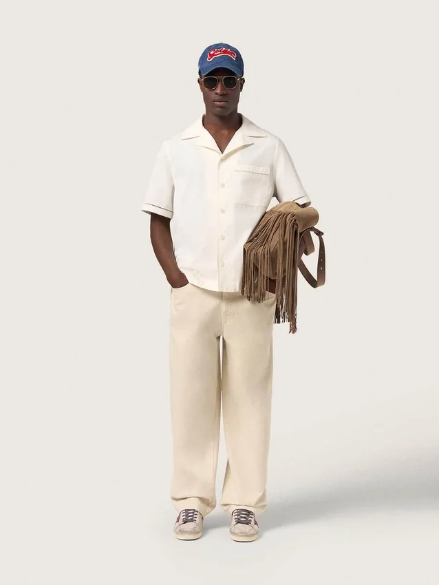 Denimblu baseballkeps med röd och vit frotté-patch med texten ”Golden”