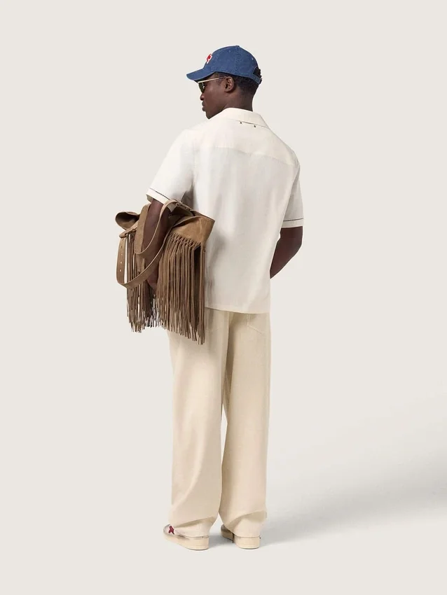 Denimblu baseballkeps med röd och vit frotté-patch med texten ”Golden”
