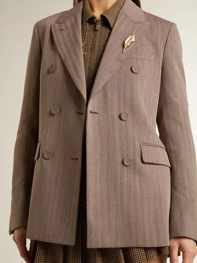 Dubbelknäppt kavaj i beige chevronmönstrad ullblandning