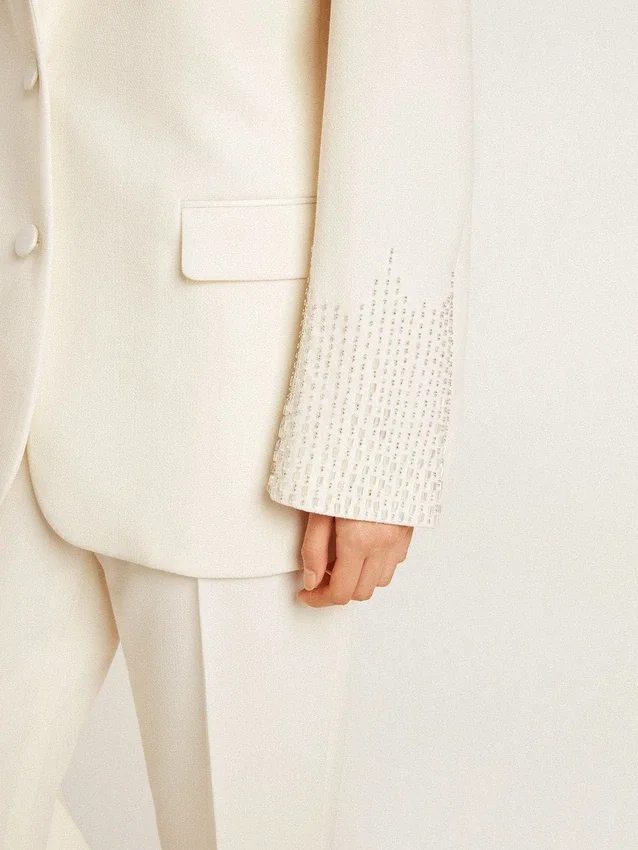 Enradig oversize-kavaj i vitt med sidenlook och broderier