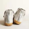 Francy för dam i vitt mocka med svart läderstjärna och silverfärgad Swarovski-kristall på tungan