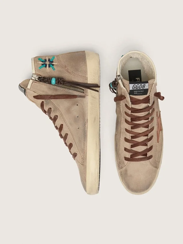 Francy för herrar i beige mocka med brun läderstjärna och färgade pärlor