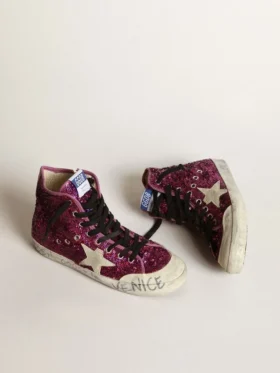 Francy-sneakers med paljetter och handskriven text på yttersulan