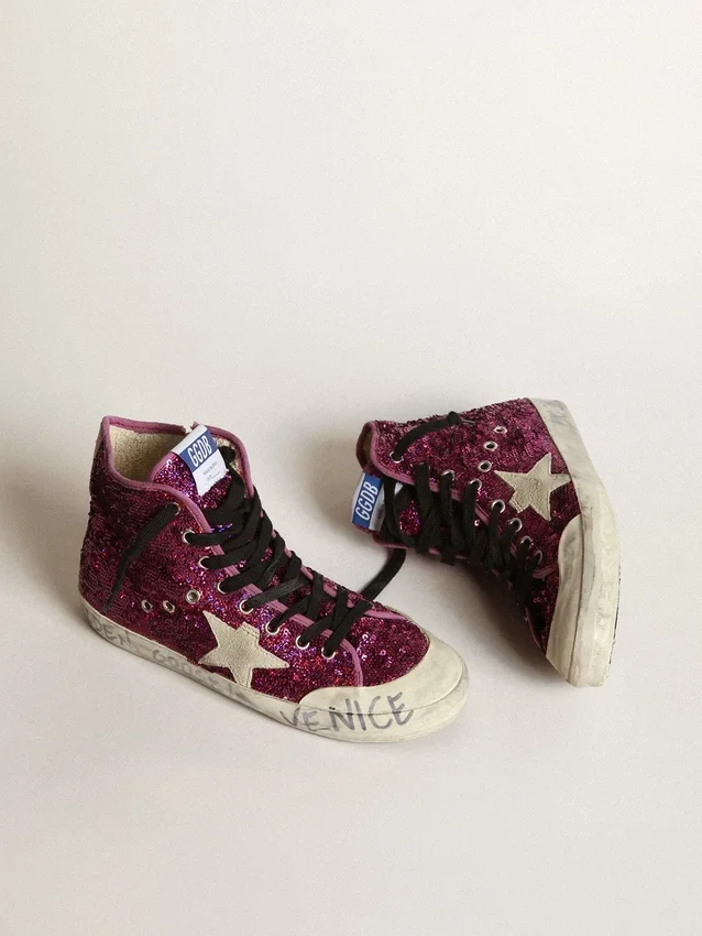 Francy-sneakers med paljetter och handskriven text på yttersulan