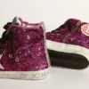 Francy-sneakers med paljetter och handskriven text på yttersulan