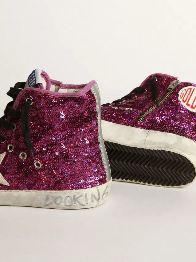 Francy-sneakers med paljetter och handskriven text på yttersulan