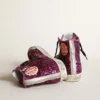 Francy-sneakers med paljetter och handskriven text på yttersulan