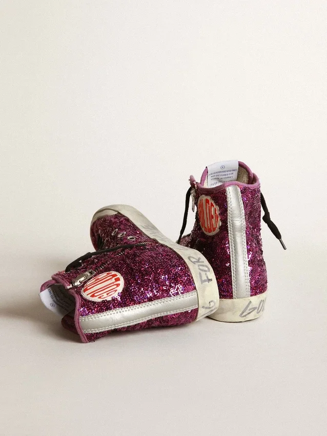 Francy-sneakers med paljetter och handskriven text på yttersulan