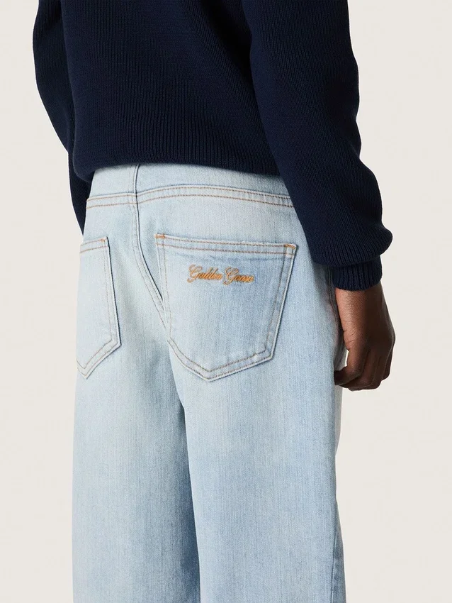 Golden-jeans för pojkar i ljusblå denim med broderad logotyp