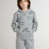 Grå barnsweatshirt med flerfärgat tryckt text