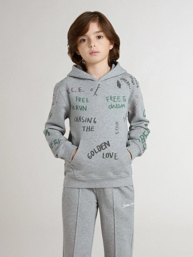 Grå barnsweatshirt med flerfärgat tryckt text