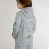 Grå barnsweatshirt med flerfärgat tryckt text
