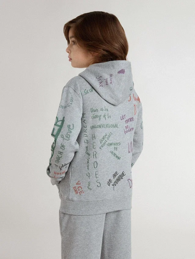 Grå barnsweatshirt med flerfärgat tryckt text