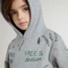 Grå barnsweatshirt med flerfärgat tryckt text