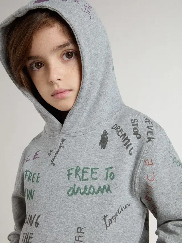 Grå barnsweatshirt med flerfärgat tryckt text