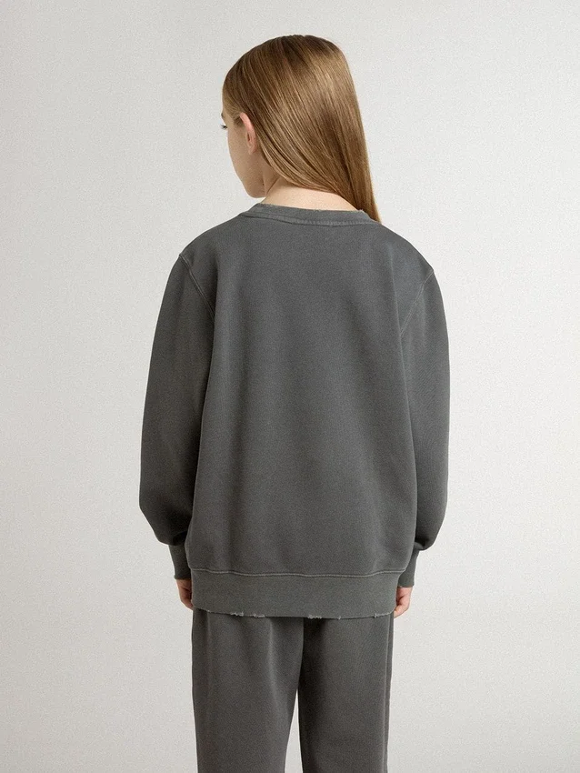 Grå barnsweatshirt med upphöjt logo
