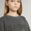 Grå barnsweatshirt med upphöjt logo