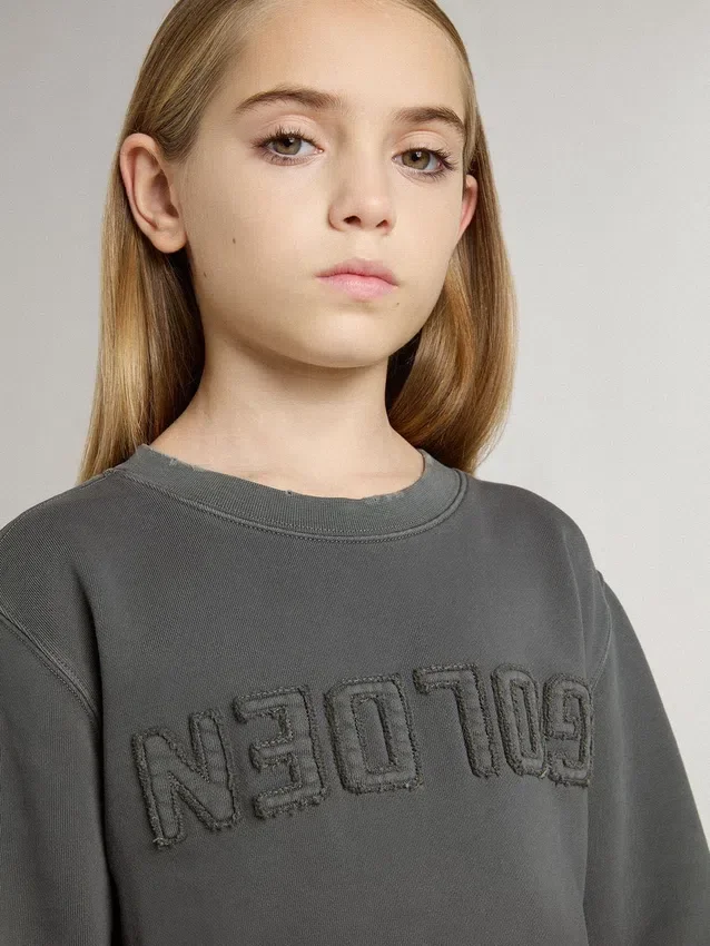 Grå barnsweatshirt med upphöjt logo