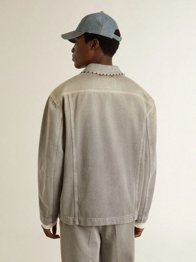 Grå denimjacka för herr med nitar