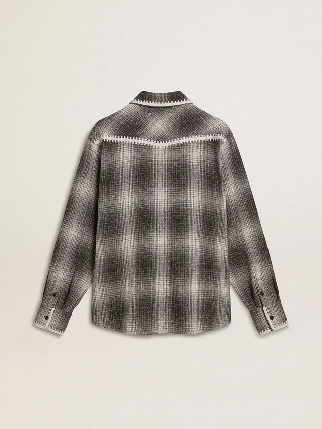 Grå herrskjorta med vitt broderi