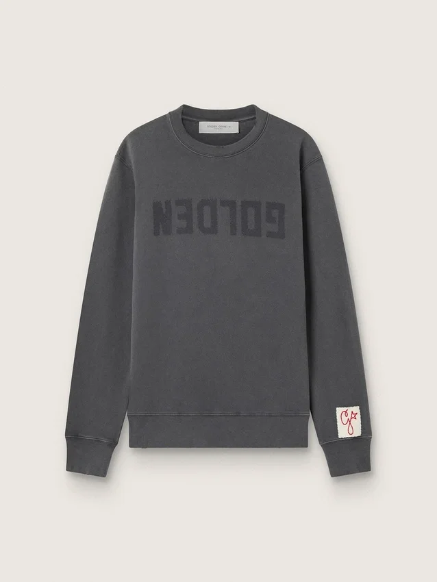 Grå herrsweatshirt med logotyp och sliten look