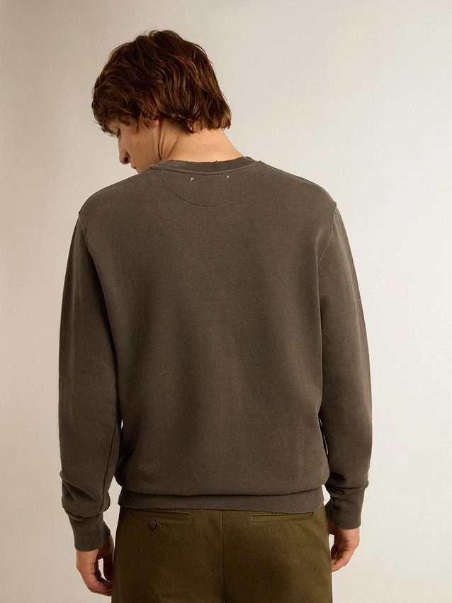 Grå herrsweatshirt med logotyp och sliten look