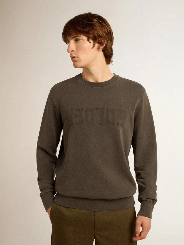 Grå herrsweatshirt med logotyp och sliten look
