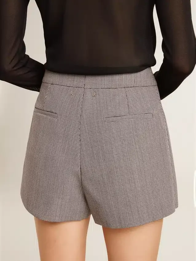 Grå minishorts för damer i houndstooth-mönstrad ull
