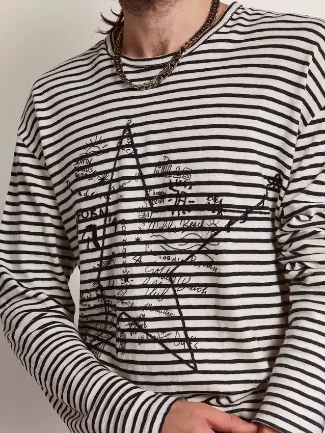 Herr-skjorta med vita och blå ränder och broderi på framsidan