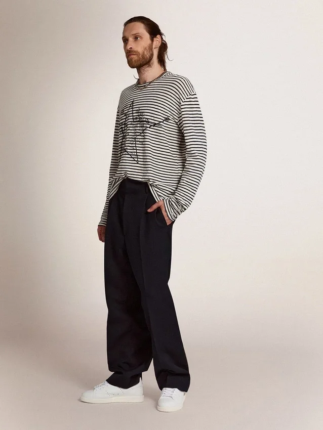 Herr-skjorta med vita och blå ränder och broderi på framsidan