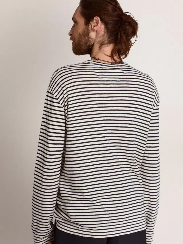 Herr-skjorta med vita och blå ränder och broderi på framsidan
