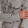 Herr-skjorta med vita och blå ränder och broderi på framsidan