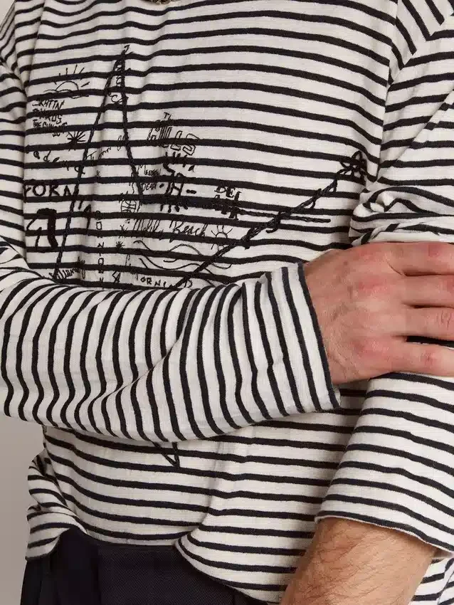 Herr-skjorta med vita och blå ränder och broderi på framsidan