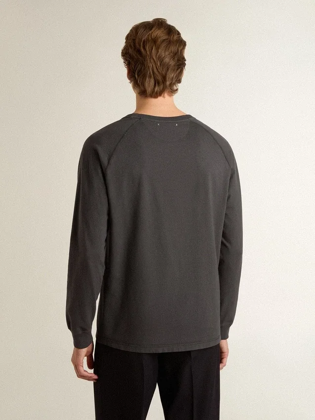 Herr-T-shirt i antracitfärgad bomull med tryck på bröstet