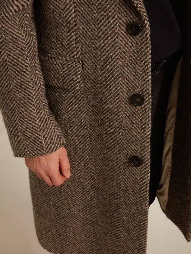 Herrkapp i ull med enkelknäppning och beige- och grå fiskbensmönster