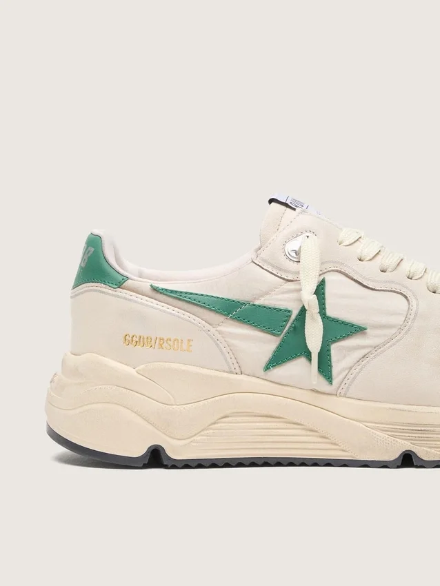 Herrskor med Running Sole i krämfärgat nylon och läder med grön läderstjärna