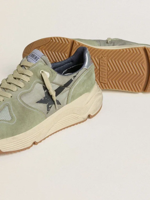 Herrskor med Running Sole i salviagrönt nylon och mocka med tryckt svart stjärna