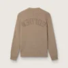 Herrtröja i ljus taupe ekologisk bomull med broderad logotyp