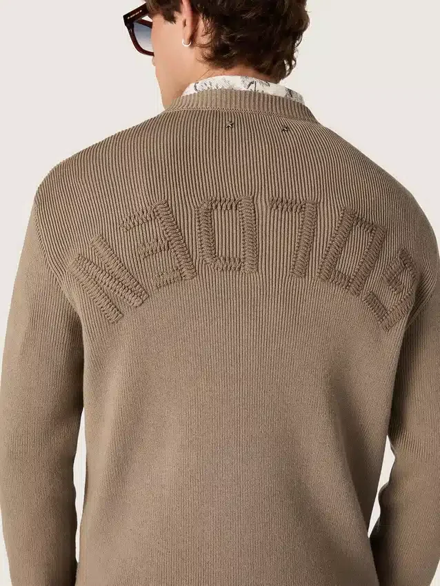 Herrtröja i ljus taupe ekologisk bomull med broderad logotyp