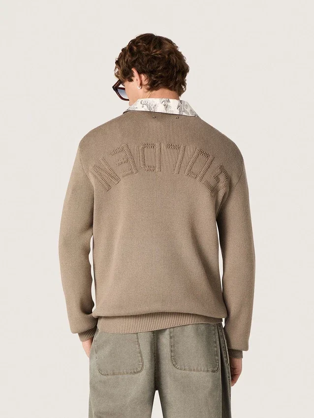 Herrtröja i ljus taupe ekologisk bomull med broderad logotyp