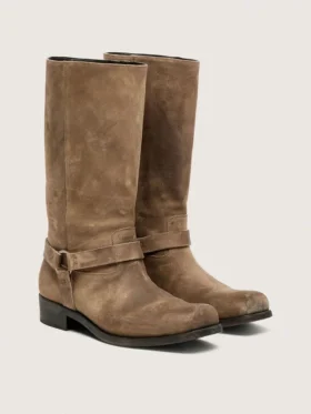 Höga damstövlar i mörkbeige vaxat mocka med rem och silverfärgat spänne