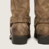Höga damstövlar i mörkbeige vaxat mocka med rem och silverfärgat spänne