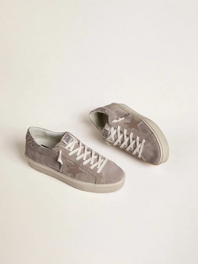 Hi Star-sneakers för dam i beige mocka med laminerad läderstjärna och glitterklackflik