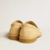 Jerry-loafer i ecru-vaxat mocka