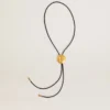 Jewelmates bolo-halsband i svart läder med detaljer i antikguld