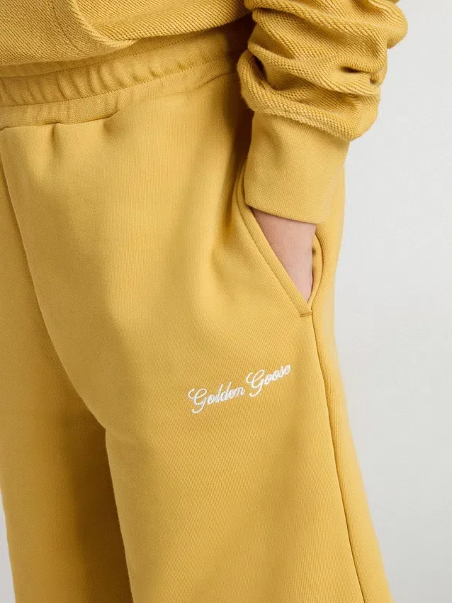 Joggingshorts för barn i ockragult med broderi