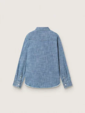 Journey unisex-skjorta i ljusblå bomullschambray med fransad nederkant och broderad patch