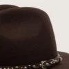 Kaffebrun hatt med läderrem med nitar